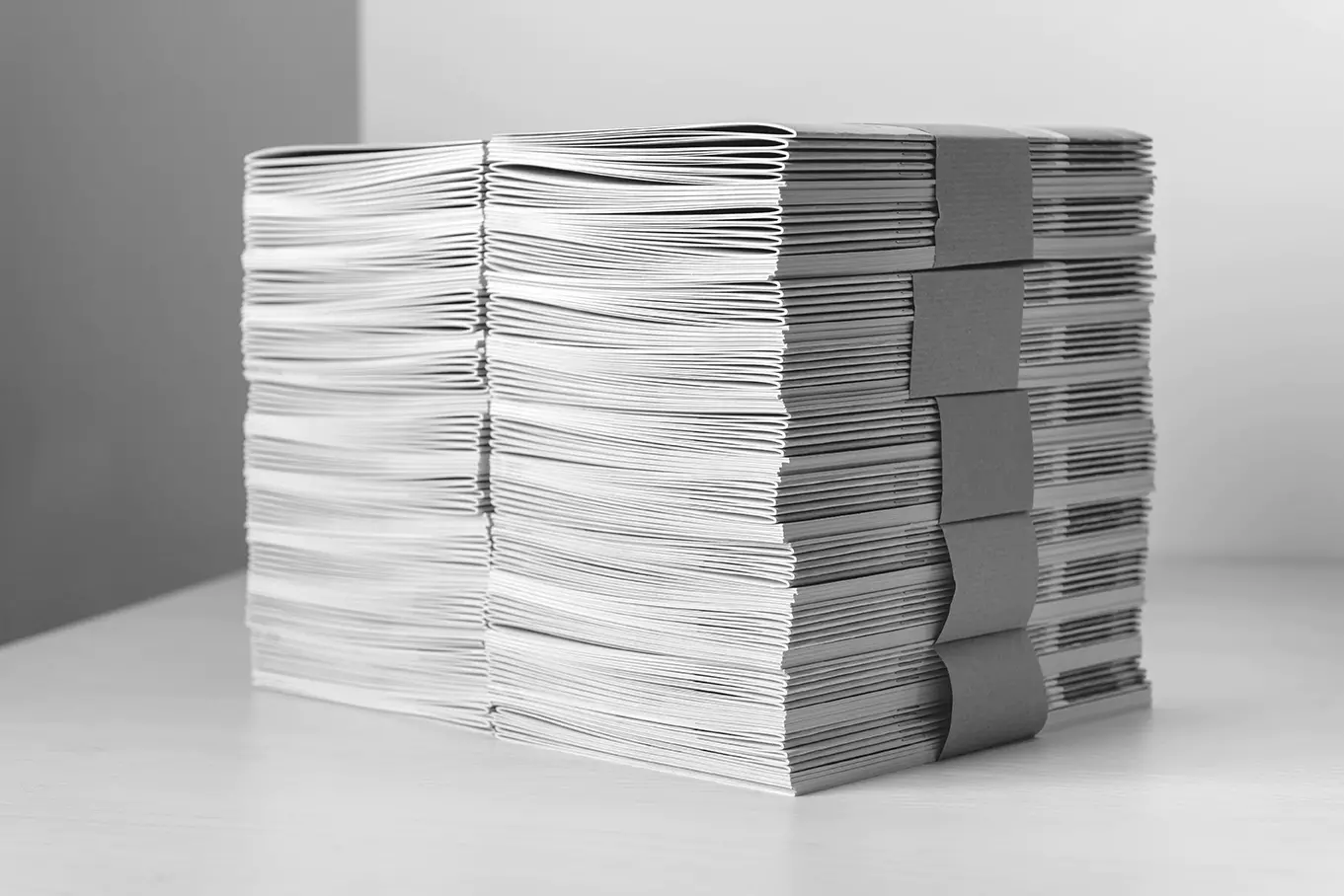 Zwei Stapel sorgfältig organisierter, konfektionierter Druckmedien